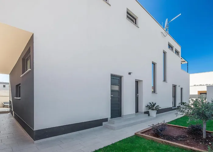 Vikendica Beautiful In With Kitchen Pula