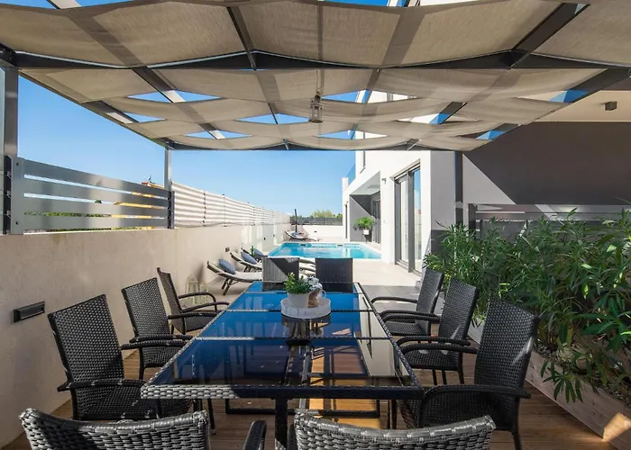 Beautiful In With Kitchen Pula