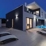 Luxurious In 풀라