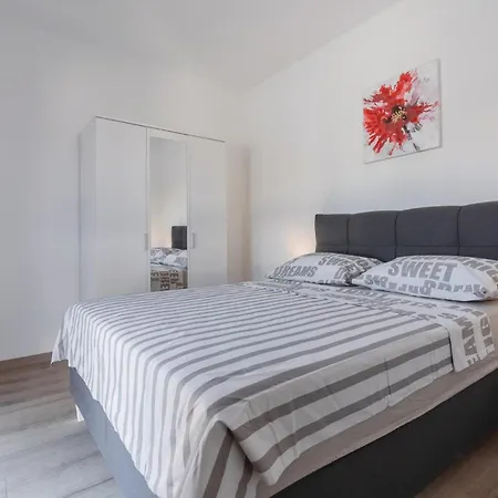 Beautiful In With Kitchen * פולה