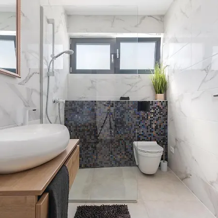 Beautiful In With Kitchen * פולה