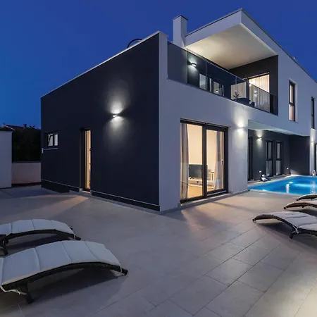 Beautiful In With Kitchen פולה