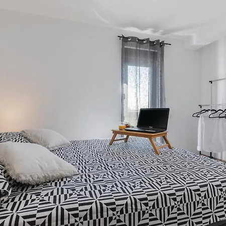 In With 7 Bedrooms, Wifi&outdoor Swimming Pool Vakantiehuis Pula