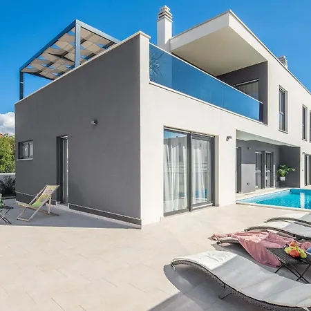 Vakantiehuis In With 7 Bedrooms, Wifi&outdoor Swimming Pool