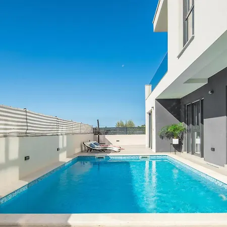 In With 7 Bedrooms, Wifi&outdoor Swimming Pool Vakantiehuis Pula