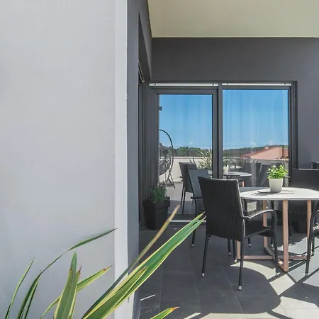 Beautiful In With Kitchen * פולה