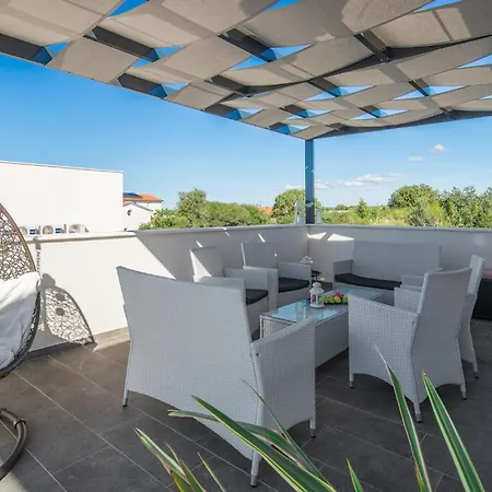 In With 7 Bedrooms, Wifi&outdoor Swimming Pool