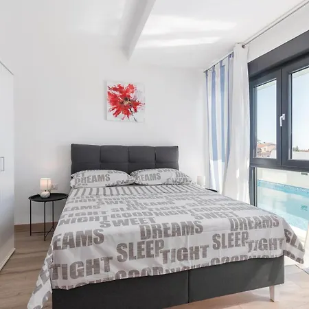 Beautiful In With Kitchen פולה