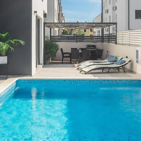 In With 7 Bedrooms, Wifi&outdoor Swimming Pool *